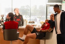 素质低下！意媒：莱奥在比赛中被维罗纳球迷辱骂，骂他是婊子养的 - 全景赛事 - 体育在线窗