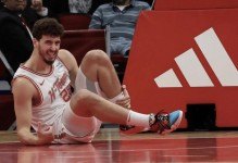 KD缺阵本是申京的绝佳舞台 为何他却被艾顿统治&空篮都上不进？ - 体坛热点 - 体育在线窗