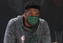 队记：雄鹿正在认真考虑聘请前灰熊教练詹金斯担任球队新主帅！ - 全景赛事 - 体育在线窗