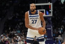 攻守兼备！兰德尔半场12中6拿18分4助 三分4中2 - 大众体育 - 体育在线窗