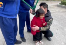 今日趣图：飞天剪刀脚，锁脖撕落衣。看了一场球，附赠UFC。 - 大众体育 - 体育在线窗