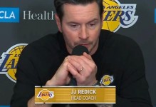 雷迪克：詹姆斯会接受球队需要他做的事 他为全队投入定下了基调 - 全民赛事 - 体育在线窗