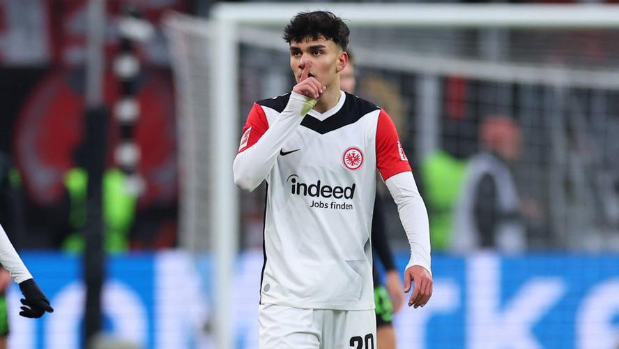 德天空:法兰克福预计今夏将收到对科林斯的报价,要价4000万欧