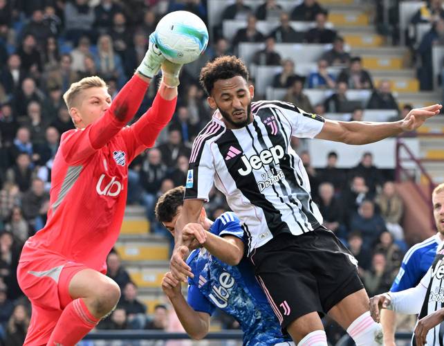 法布雷加斯：拉蒙完美适合我们的比赛风格，他下赛季会留在科莫