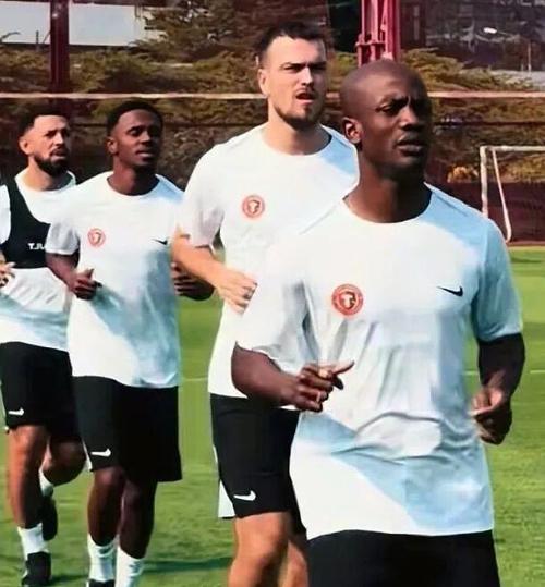 铁人新援热菲尼奥谈姆本扎:我们的球队有一个“卢卡库”