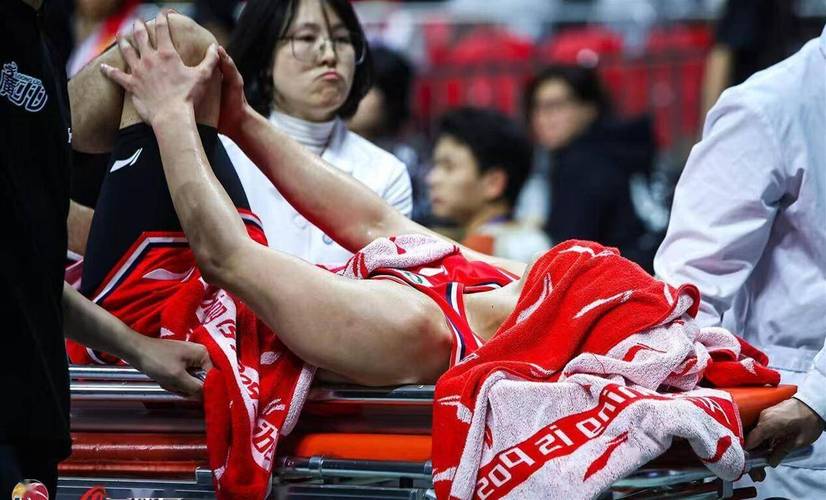 郭艾伦的伤情令人感到痛心 前交叉韧带断裂康复期在9-12个月之间