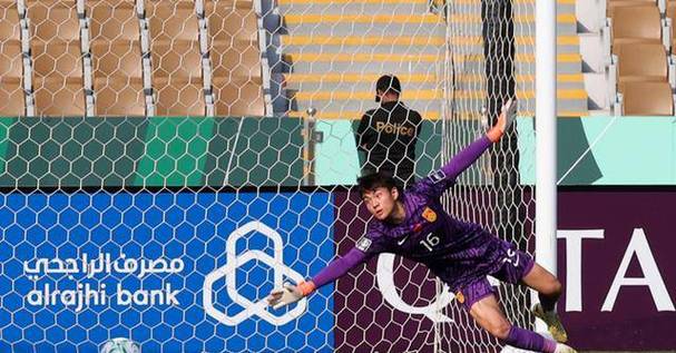 青岛西海岸新赛季全家福：郑智等教练组成员在第1排，李昊在第3排