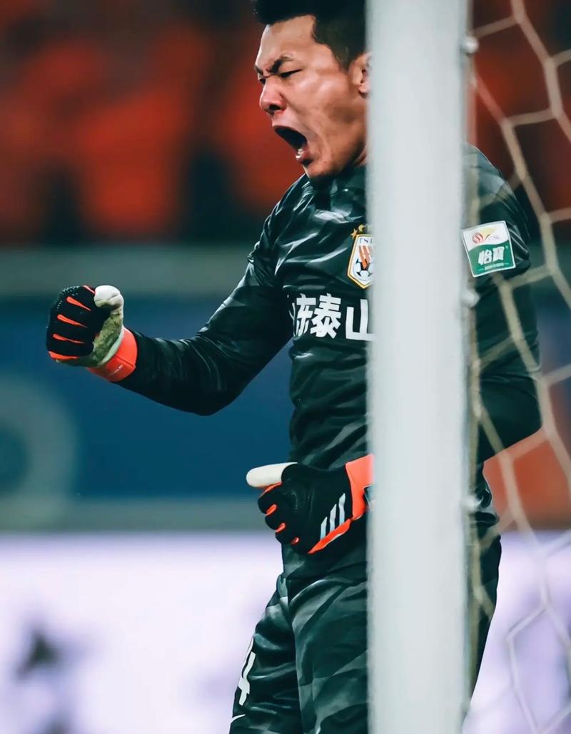 鲁媒报泰山赛前官训:王大雷脏辫新造型吸睛、五外援均现身训练场