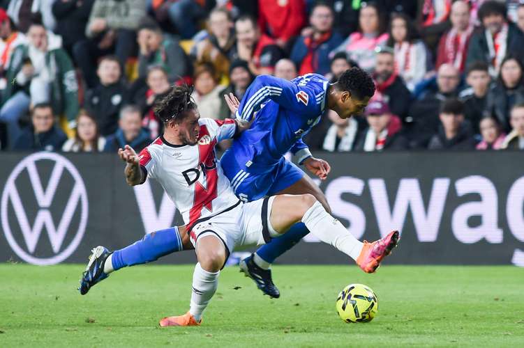 世体：客战毕尔巴鄂的比赛，巴萨前锋莱万将会复出