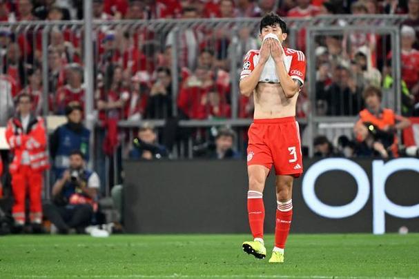 记者：17岁卡多佐签下新合同+入选拜仁名单，孔帕尼对他很满意