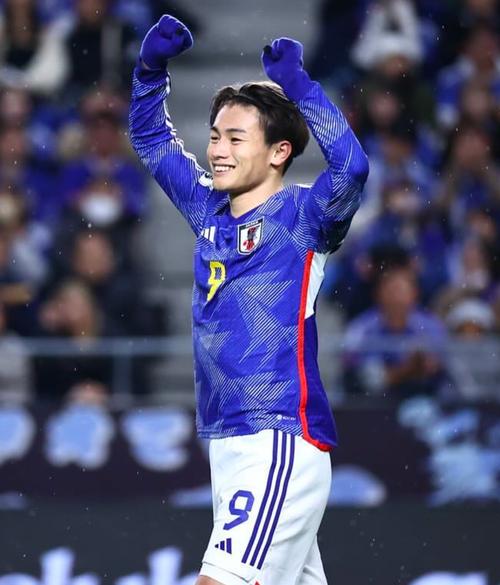 范佩西力挺上田绮世：前锋进球荒正常，曼联夺冠我也曾10场没进球