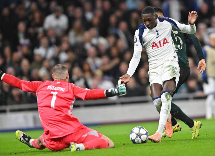 镜报：若热刺降级，曼联可能关注麦迪逊库卢，利物浦可能追范德芬