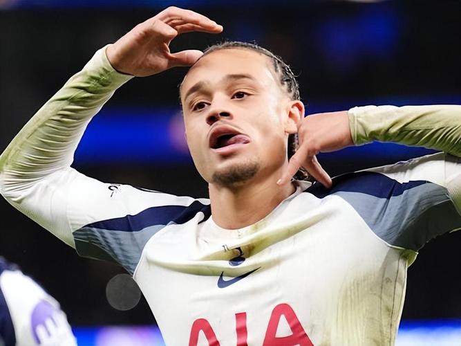 你6500万欧？22岁西蒙斯开定位球直接传给对面，队史标王34场2球