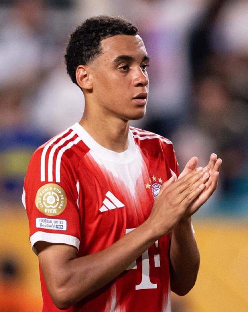 穆西亚拉调侃罚点:我现在在点球数上落后凯恩不少了,对吧?