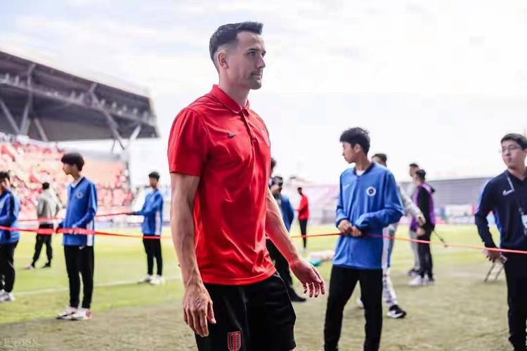 再见已是对手！周定洋前往蓉城北看台致意，得到一半嘘声一半掌声