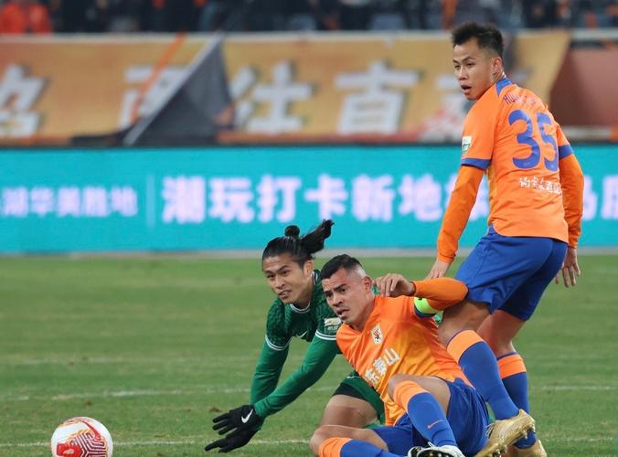 整活维拉开球前切尔西众将将球团团围住,解说直呼很荒唐