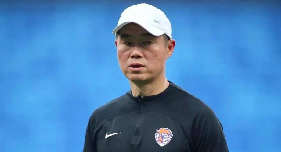 挂职主帅！赛前转播镜头给到宿茂臻，宿茂臻示意让其拍身旁的韩鹏