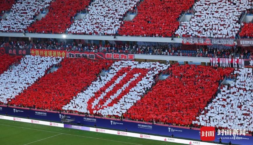 吕文君、蔡慧康退役仪式海港列队致敬，球迷在看台打出巨型TIFO