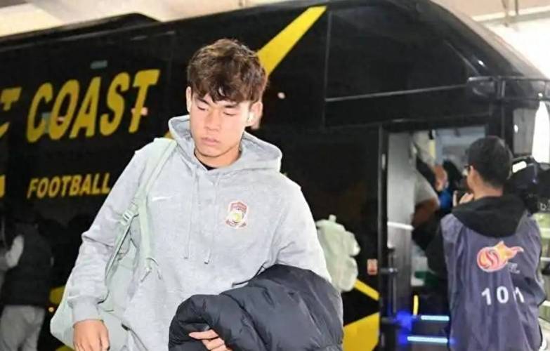 唏嘘！22岁何小珂合同到期仍未找到下家，昔日国少大腿无球可踢