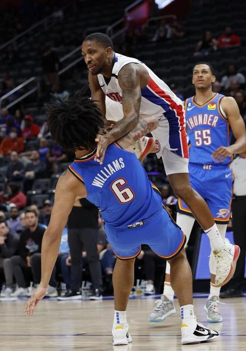 正负值-21最低！科迪·威廉姆斯12投仅4中拿到13分11板 三分5中1