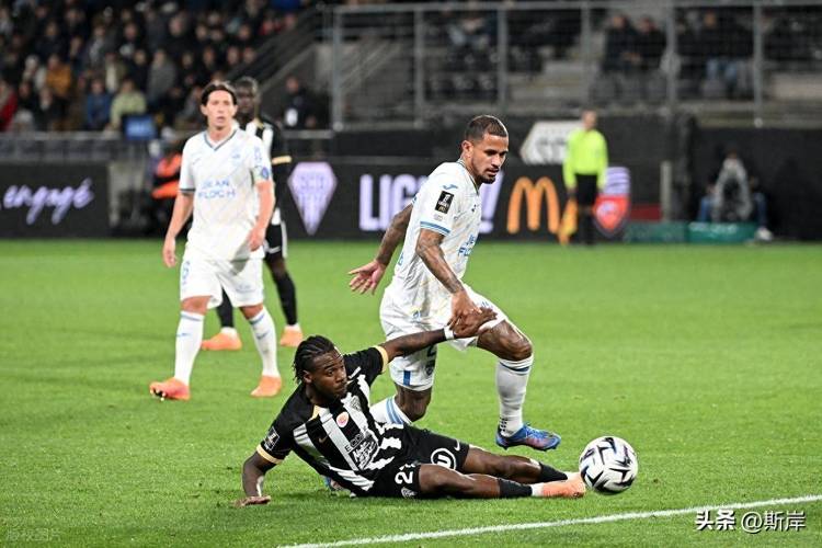 法甲彩经：里昂主场取胜 洛里昂全身而退