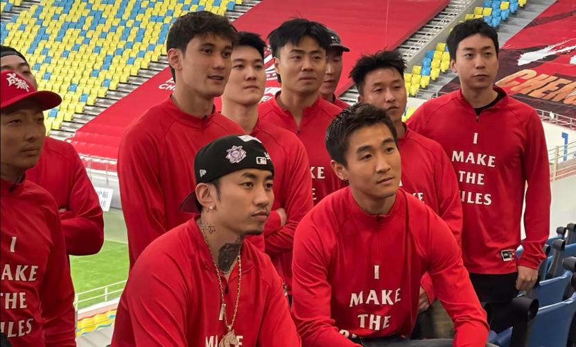 文体不分家，韦世豪社媒庆祝蓉城新赛季首胜，晒出与马思唯合影