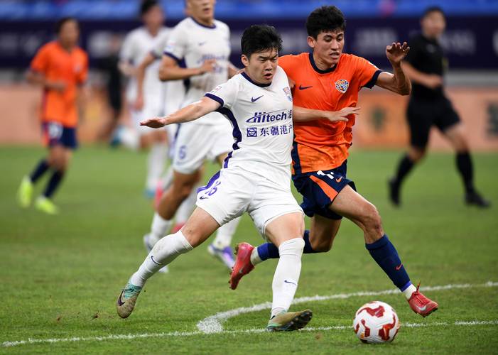 青岛媒体:海牛派出大批年轻队员大打对攻战,一改防守反击战术