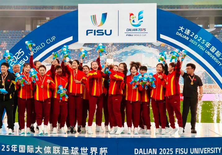 上海申花特邀上海高中足球联赛女足队伍和申花上体女足观看揭幕战