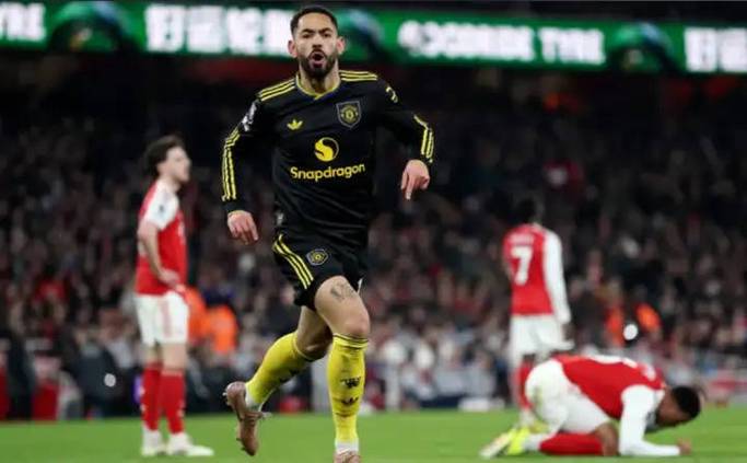 曼联官推晒卡里克执教战绩:8场6胜,打进15球,其中3场实现零封