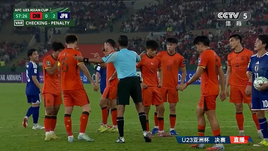 一来一回!刘浩帆进球被吹后马上回防送点,好在赵博将球扑出