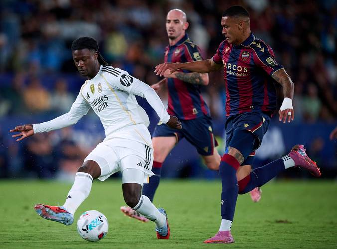 官方:皇马今日进行训练备战对阵曼城的比赛,卡马文加回归