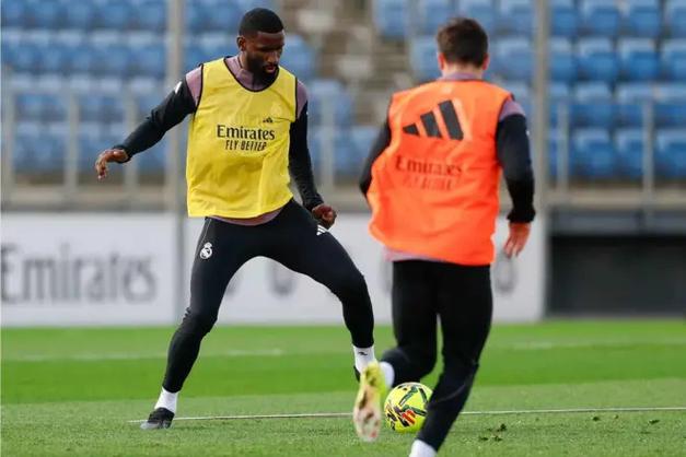 马卡报：吕迪格没有参加皇马周日合练，他将于周一回归训练