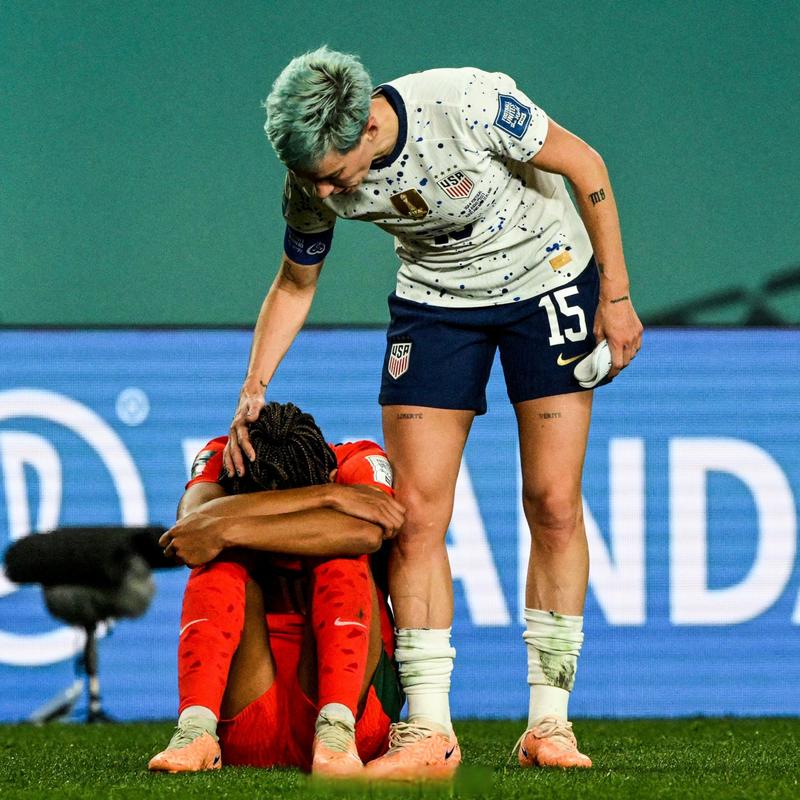 前裁判：奥尔莫被毕巴球员雷戈踩到脚踵，这应该是一张红牌