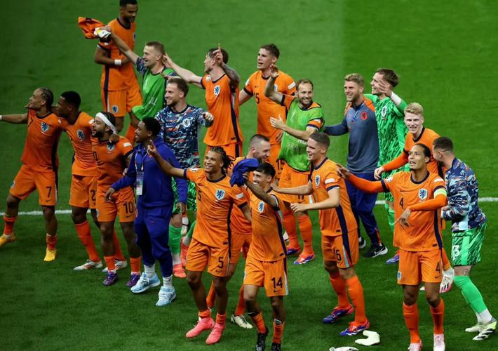 科曼:萨默维尔可以胜任两翼且表现出色,荷兰队正密切关注他表现