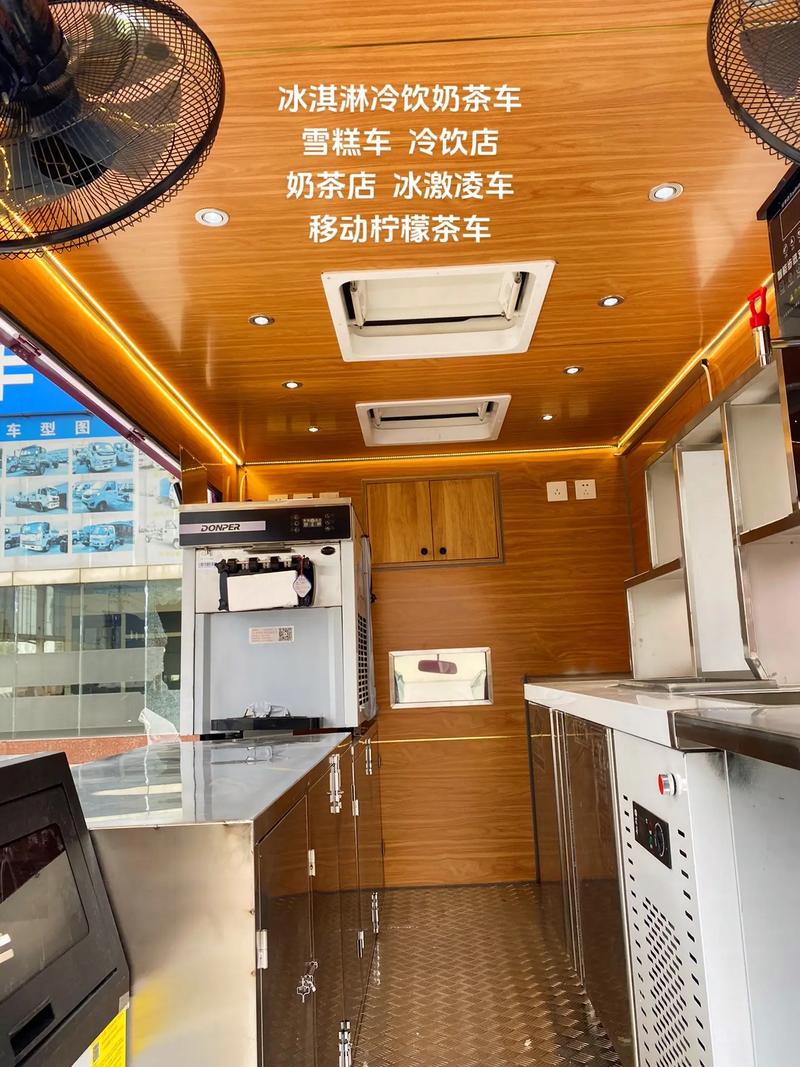 图片报:孔帕尼组织拜仁家庭日活动,现场提供了烧烤、冰淇淋车等