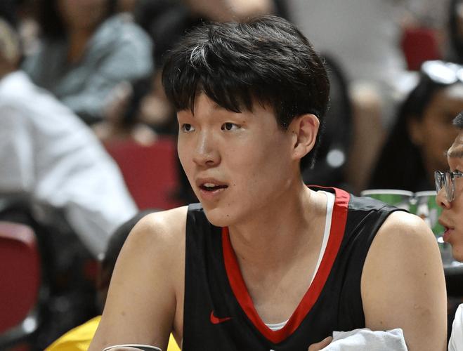 笑出来啦!杨瀚森4分钟贡献5分1板&暴扣2+1 防守脚步进步明显