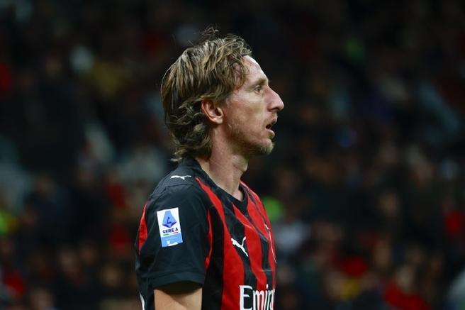 40岁太拼了！莫德里奇又连续5场意甲踢满，目前27轮意甲踢满21场