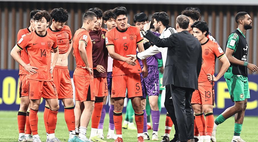 足球报:土帅对阵洋帅集体失利,需要给土帅更多试错与成长空间