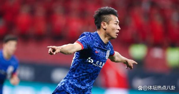 沪媒谈于汉超教练席首秀:不时记录观察,坐姿有点和斯卢茨基相似