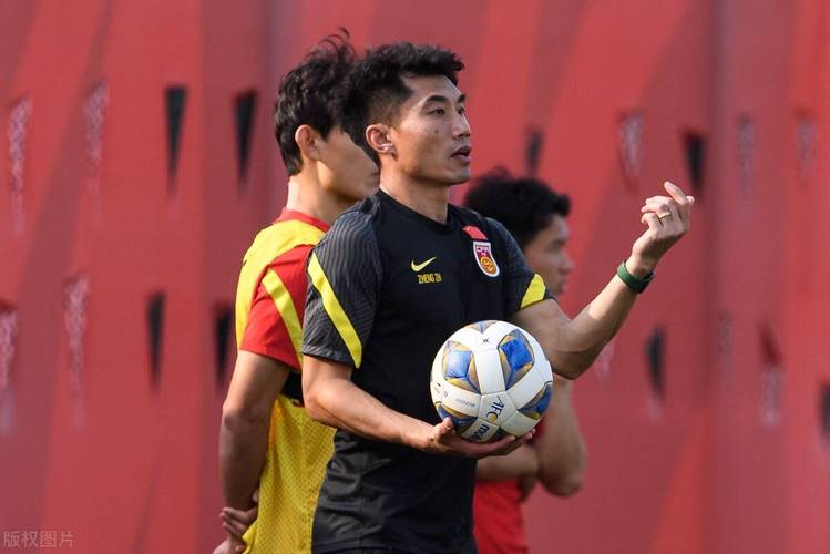 足球报：郑智首战用兵颇为大胆，队中广东元素不少举贤不避亲