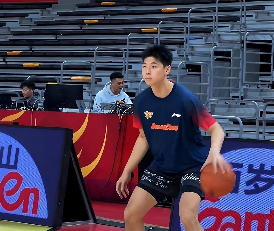 复出在即？媒体人晒麦考尔与杜锋机场合照：麦考尔随队前往新疆