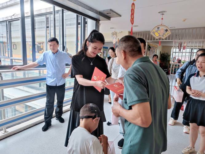 上海申花联合杨浦区残联，邀请十余位特殊儿童来申花中心参观体验