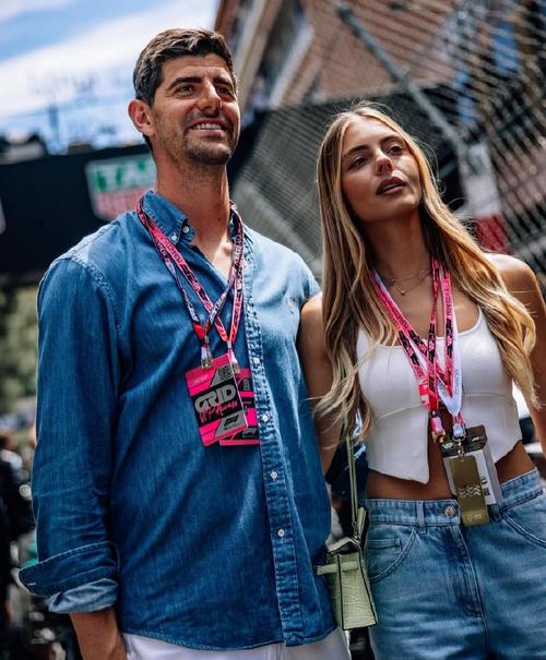 姆巴佩被拍到与26岁绯闻女友走下私人飞机，两人在巴黎共度数日