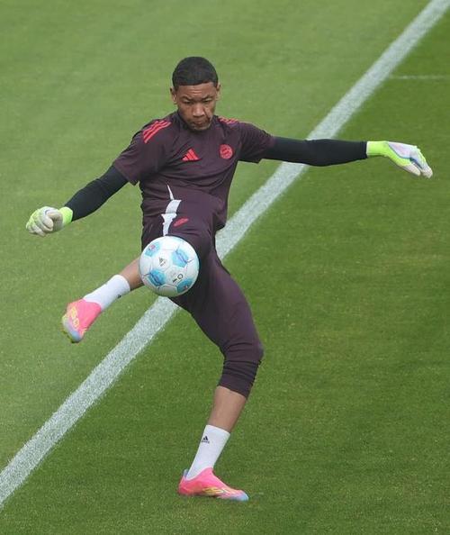 图片报介绍16岁拜仁门将普雷斯科特：在美国出生，现德国U17主力