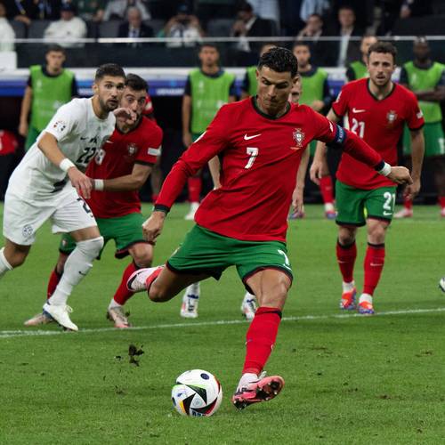 欧冠1/8决赛出场榜：C罗、梅西36场居首，本泽马、穆勒28场