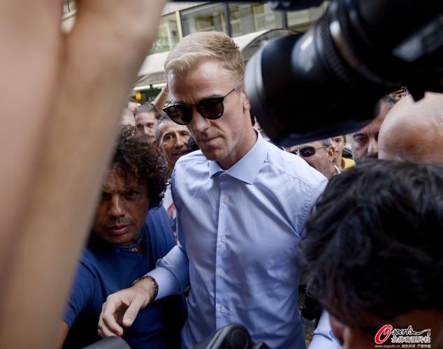 笑嘻了！足总杯抽签嘉宾乔哈特亲手为曼城抽到利物浦后直呼：耶！