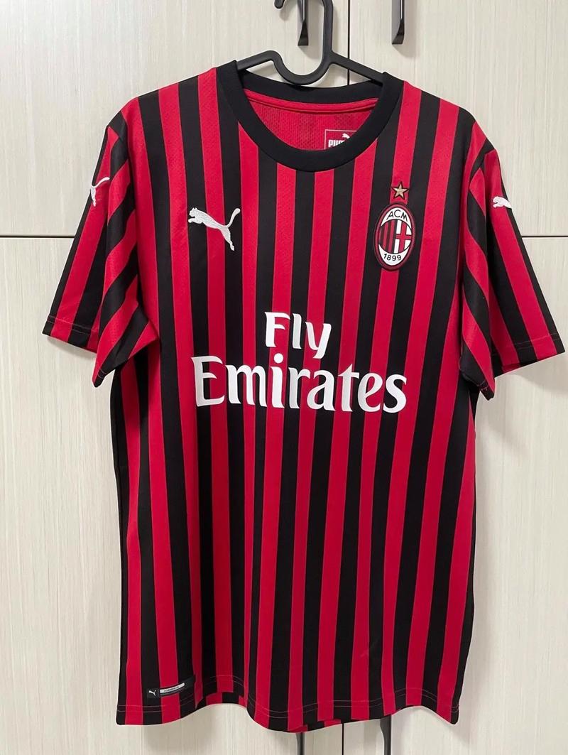 米兰下赛季主场球衣谍照：传统红黑条纹，灵感源自98-99赛季球衣