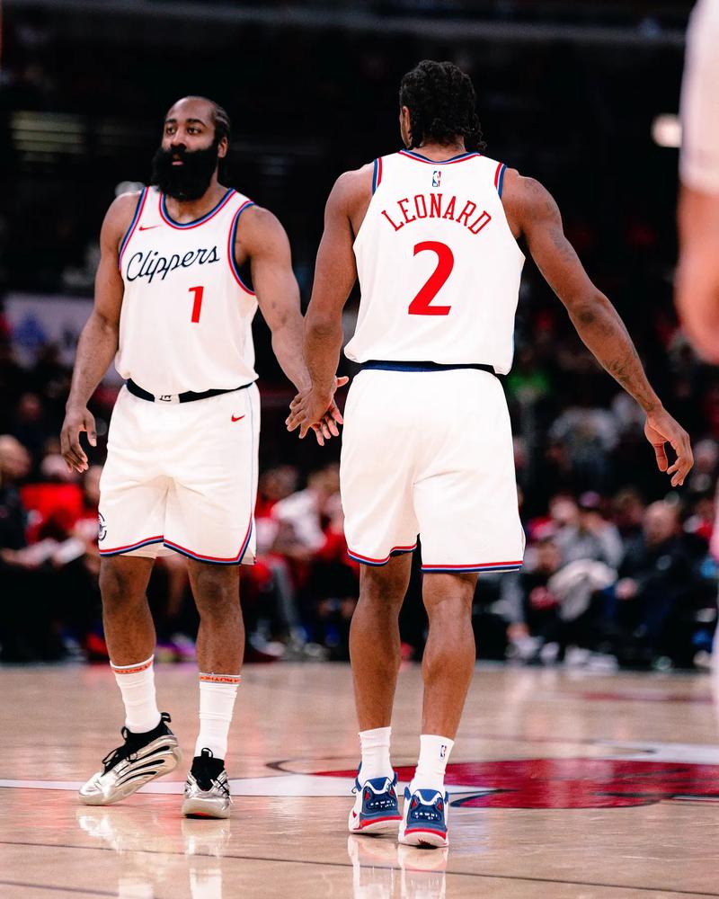 伦纳德：我们用防守带动进攻 需要关键得分时队友们的三分都进了