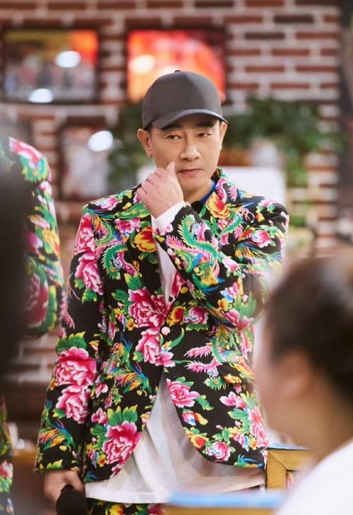 跨界联动！向余望晒与陈小春合影：春哥是真的帅