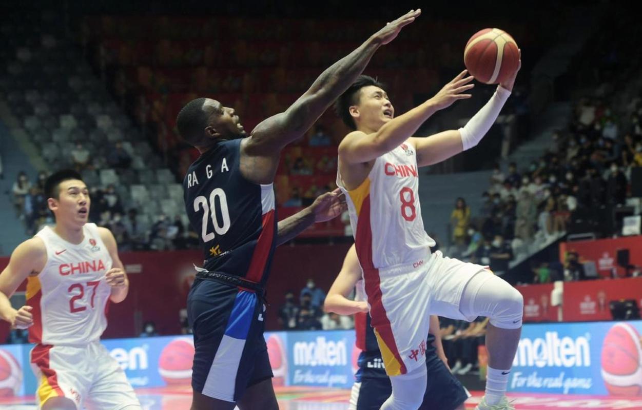 麦基被视为与白边同级别外援 队友评价除了防守他进攻也比白边好